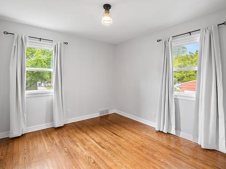 7917 Grover St — Photo 3