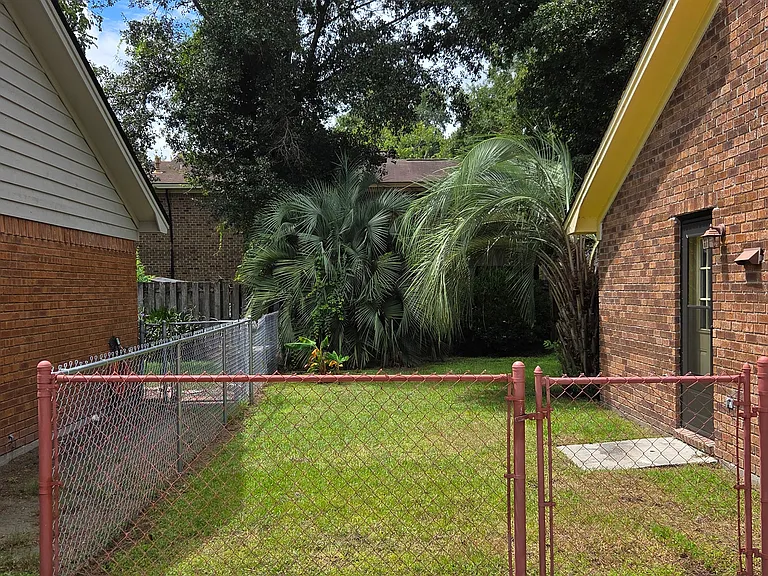 123 Hunt Club Ct — Photo 2