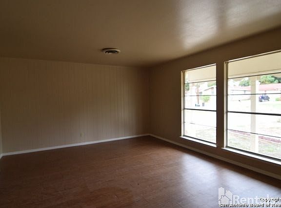 5th image of 118 Young Ave
