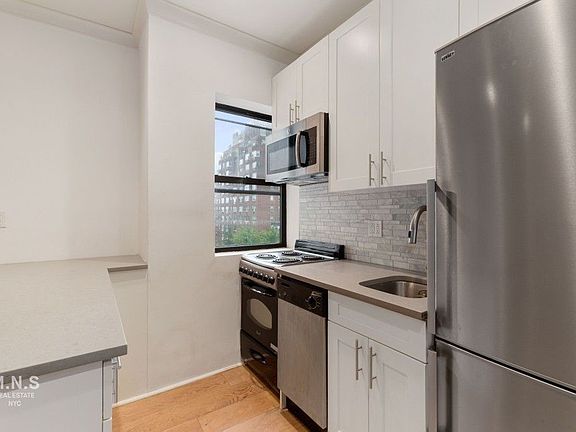 3rd image of 401 E 50th St #A1