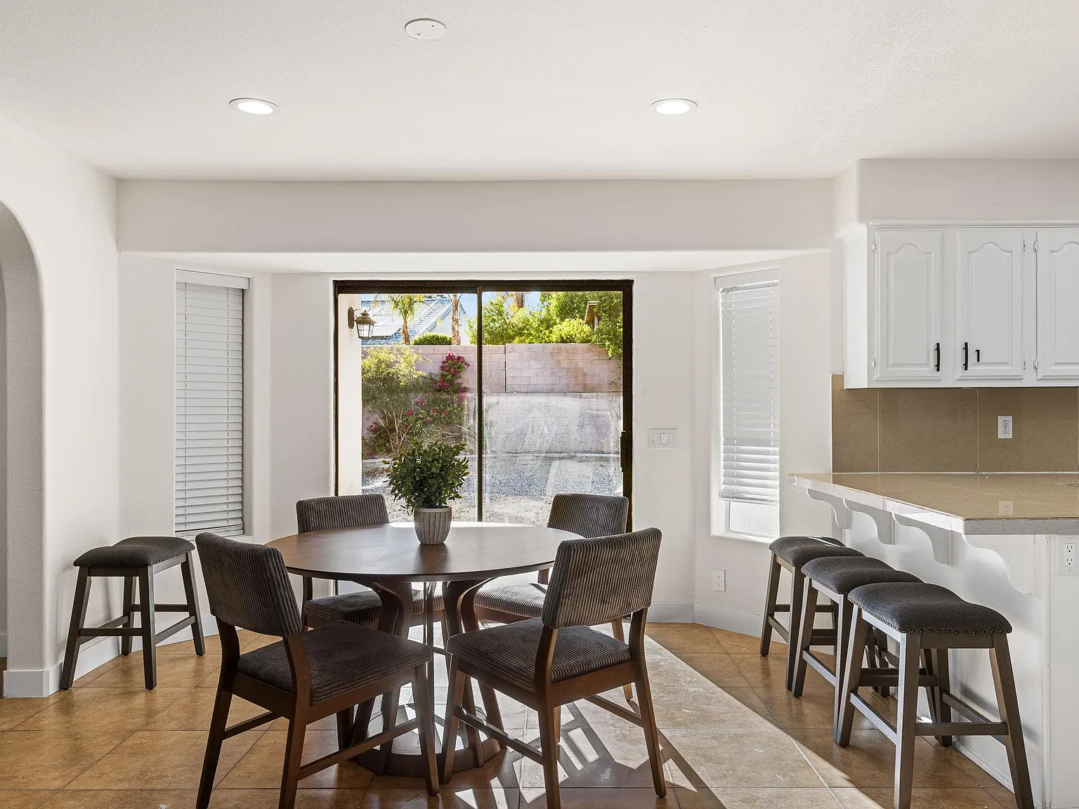 4 bed, 4.0 bath, 2700 sqft, $910 — Photo 4