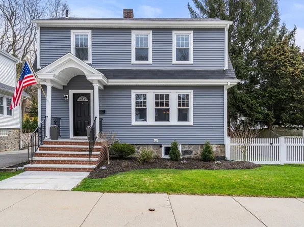 11 Robin St, West Roxbury, MA 02132