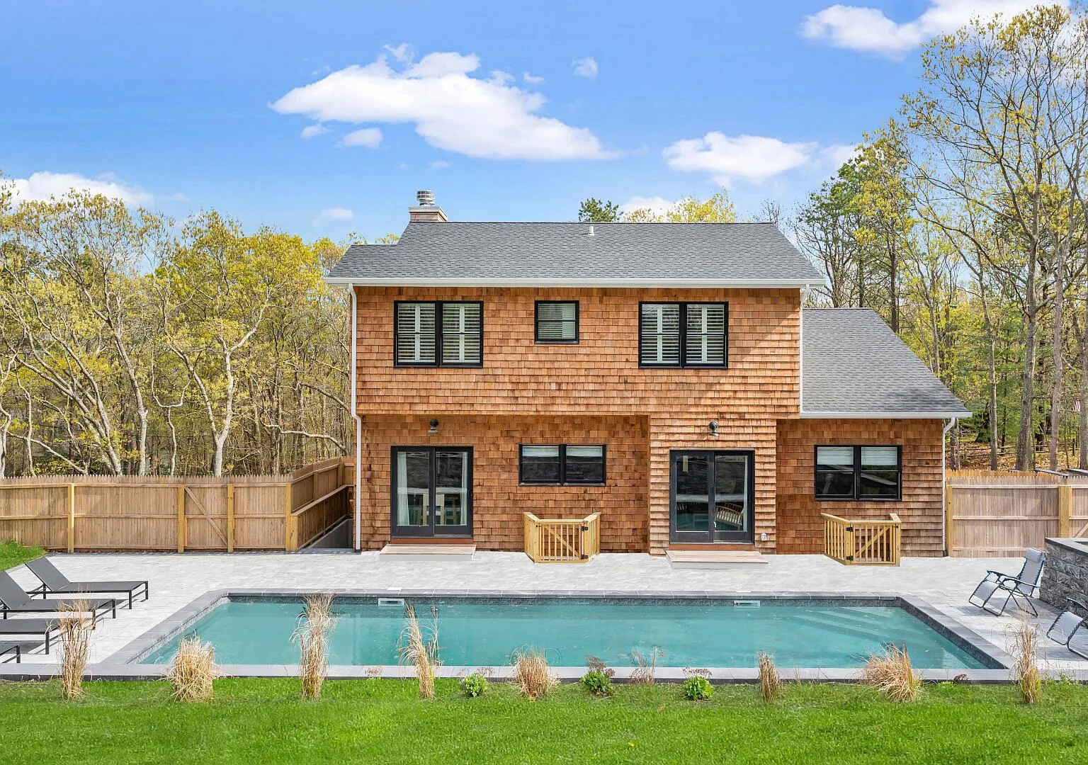 Beautiful Home in Hampton Bays moments to Peconic Bay Beaches — Photo 1