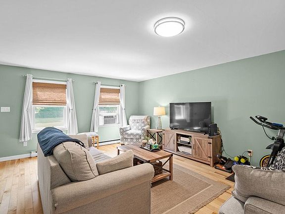 4th image of 320 Portsmouth Avenue