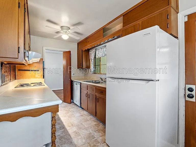 1823 Curtis Dr — Photo 10