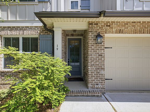 3rd image of 19 Laurel Oaks Dr