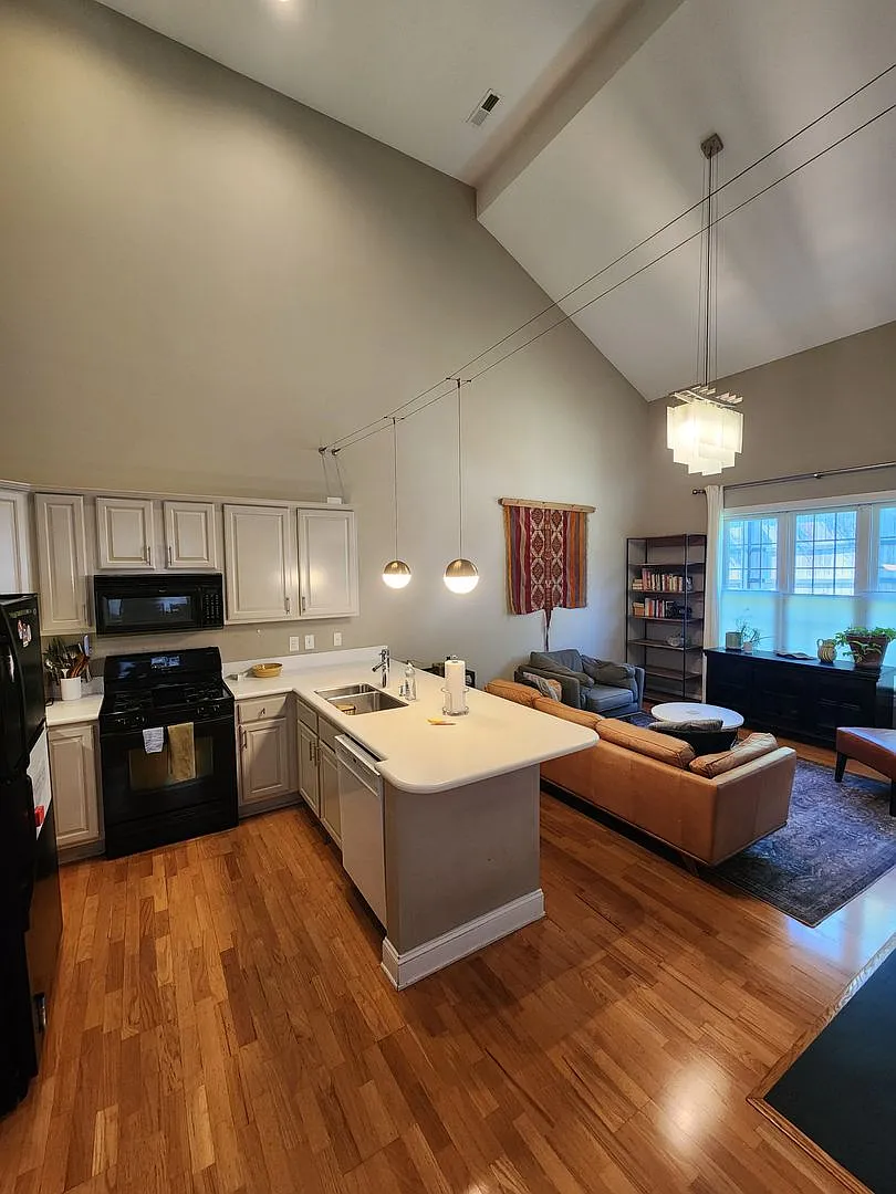 2br/2.5 ba Townhouse - Downtown Carrboro (Partially Furnished) — Photo 2