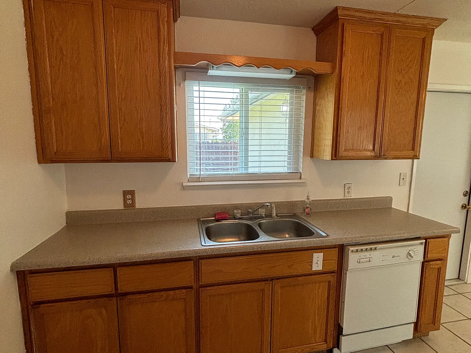1618 Oliver St — Photo 3