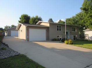 1704 Riggs Rd, Saint Peter, MN 56082