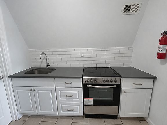 3rd image of 145 Isabella Ave Floor 3