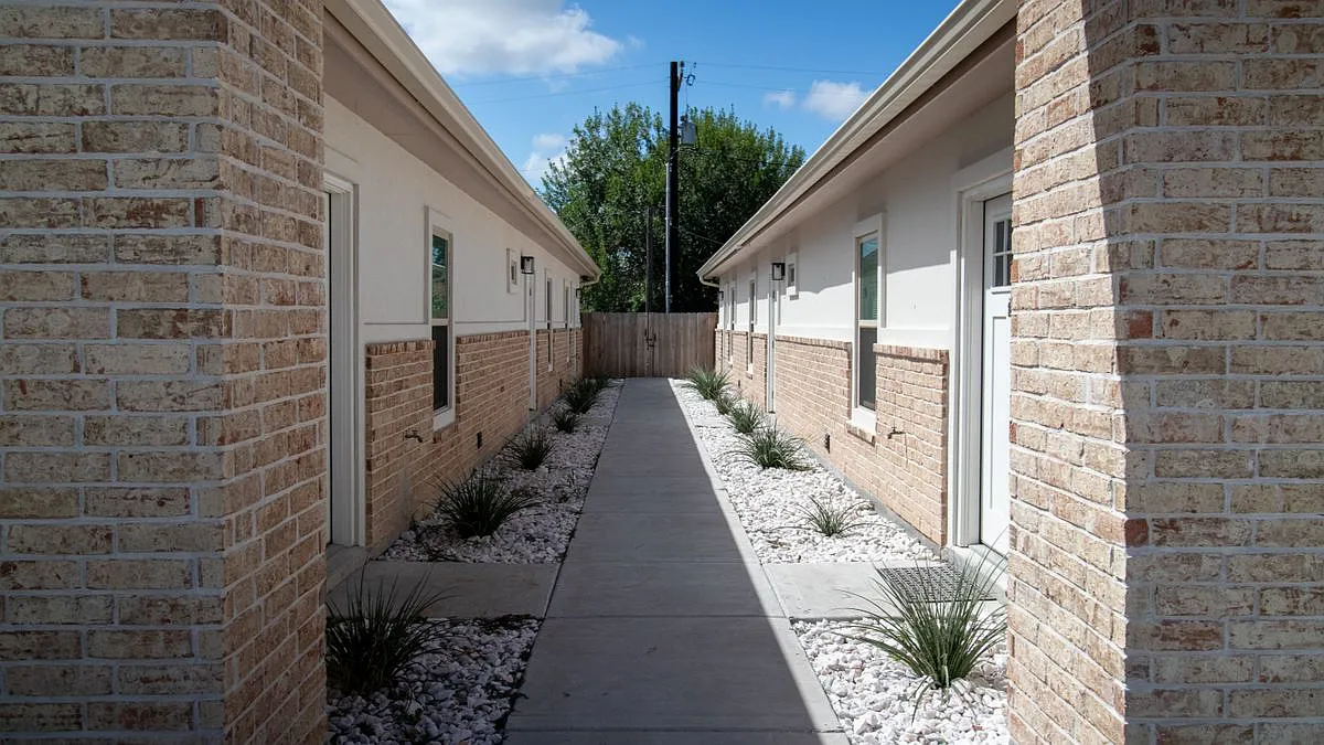 3 bed, 2.0 bath, 1200 sqft, $1,350 — Photo 2