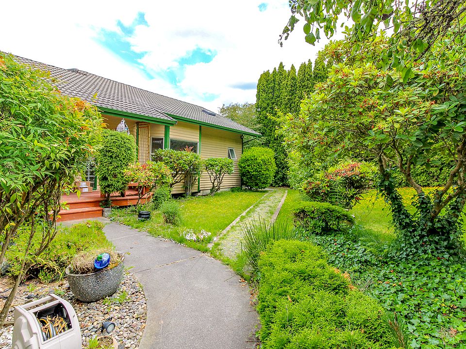 Rambler Living. This is a daylight rambler with the lower unit rented out to another tenant.