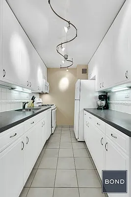 Sold by Bond New York | media 4