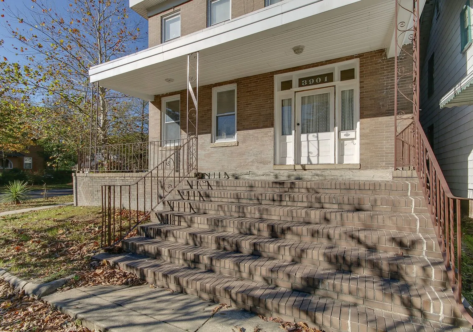 Newport Avenue 3901 — Photo 1