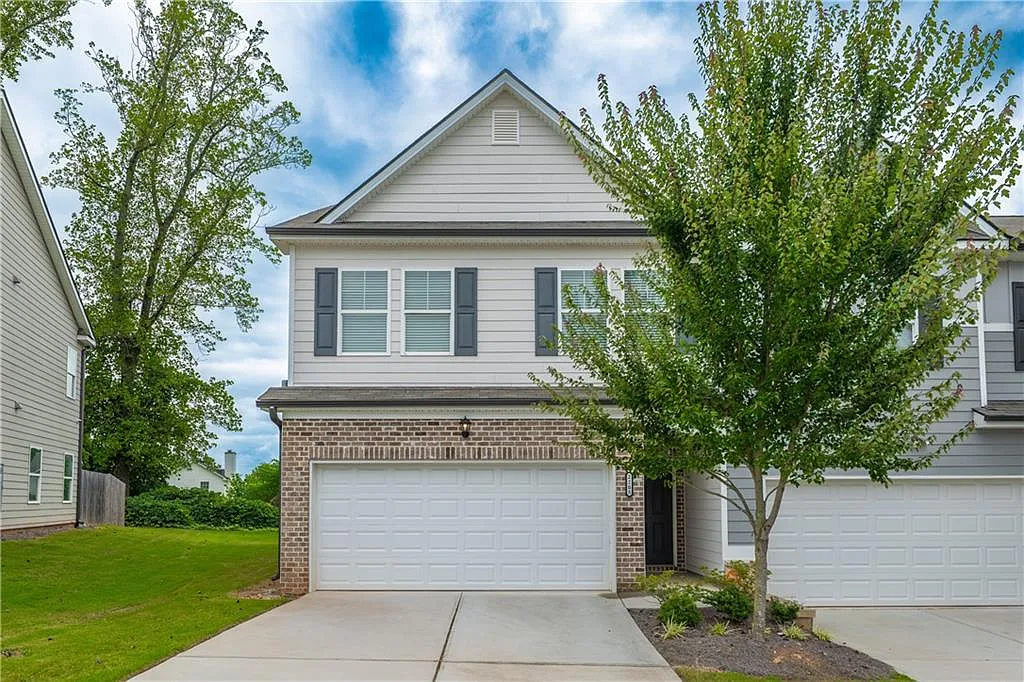3 bed, 2.5 bath, 2085 sqft, $2,300 — Photo 2