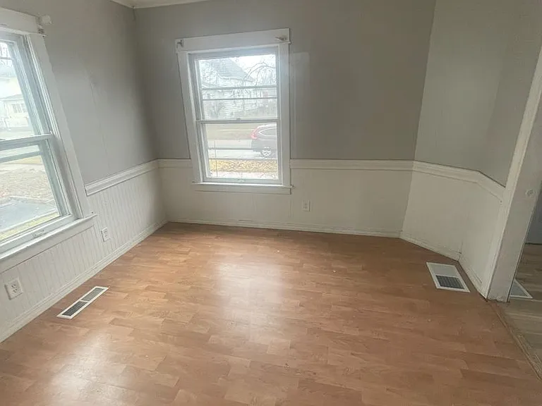 915 Forest Ave — Photo 4
