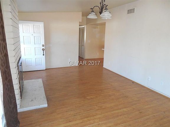 5th image of 104 S Mallard St