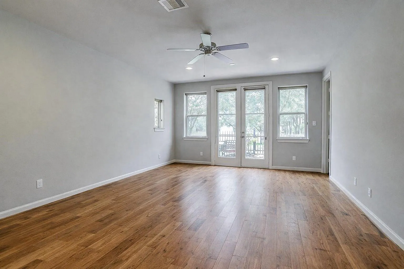 3 bed, 3.5 bath, 2434 sqft, $3,500 — Photo 4