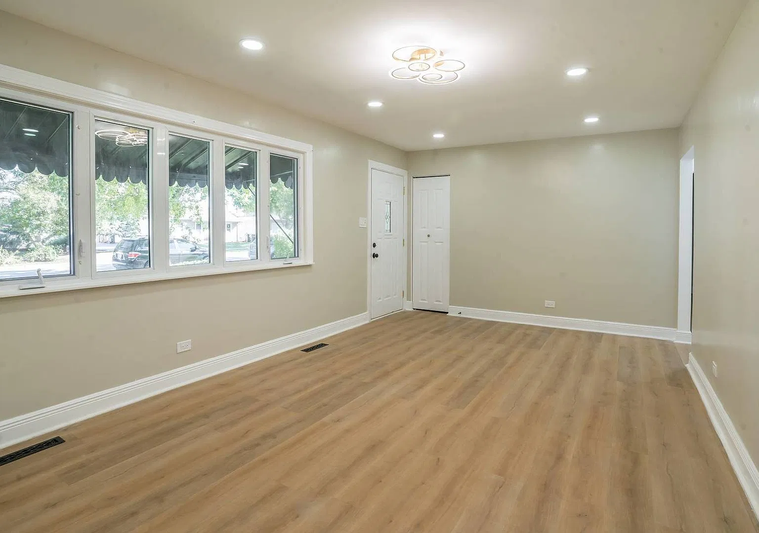 4 bed, 1600 sqft, $3,350 — Photo 4