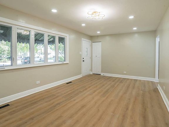 4th image of 11024 Oxford Ave