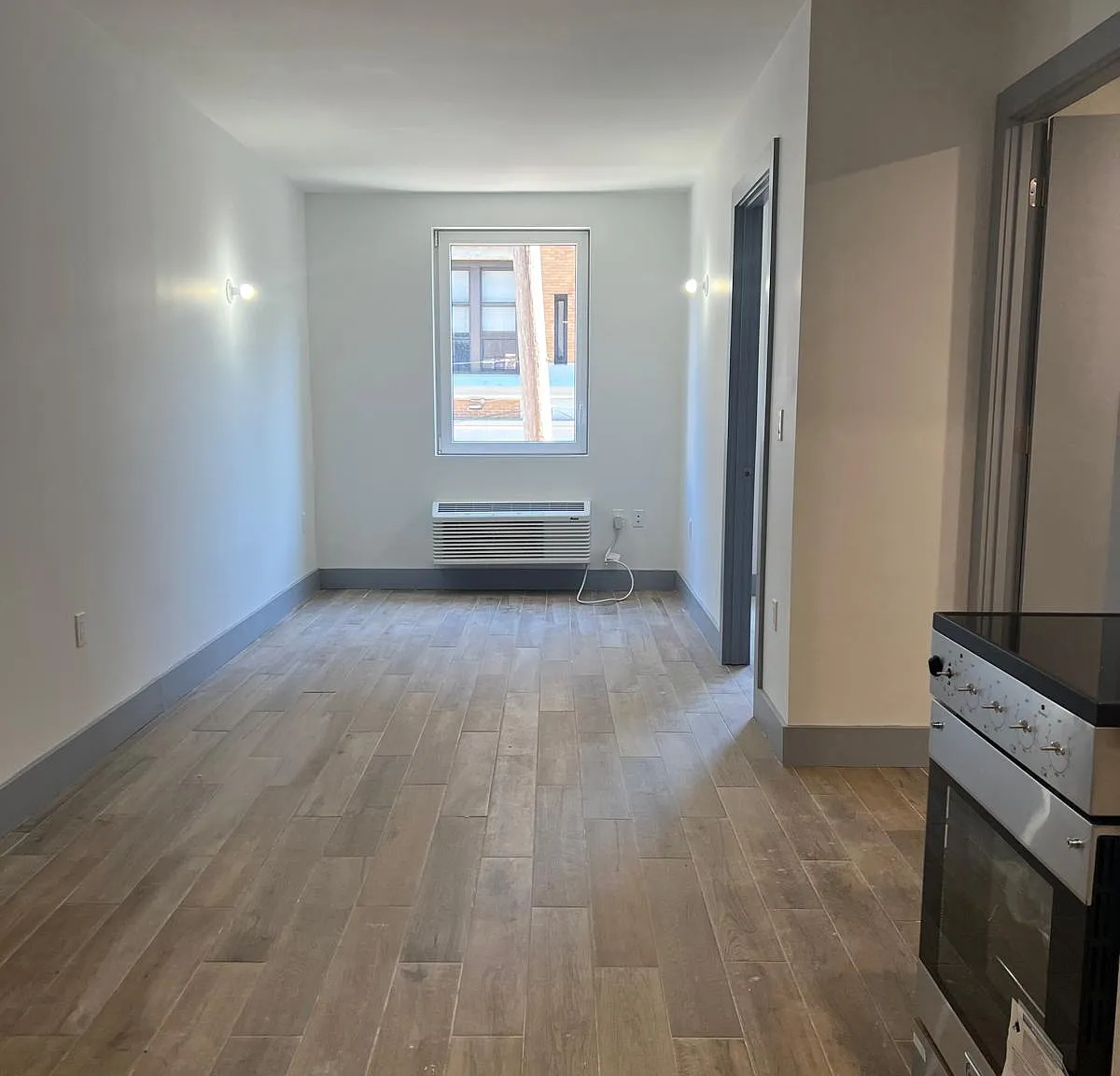 1 bed, 700 sqft, $2,762 — Photo 2