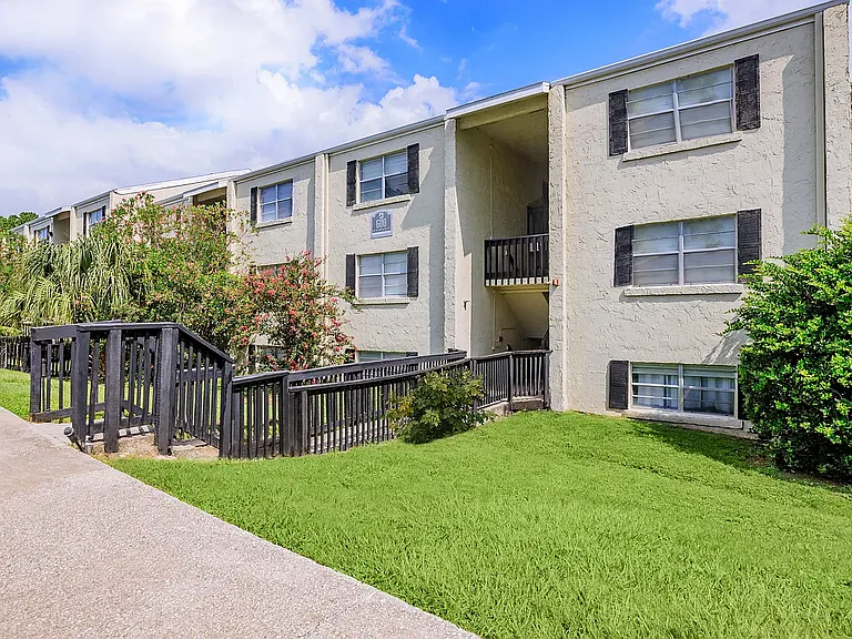 Silversmith Creek Apartments — Photo 18