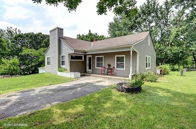 1st image of 420 NE Maple Dr