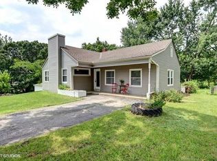 420 NE Maple Dr, Kansas City, MO 64118