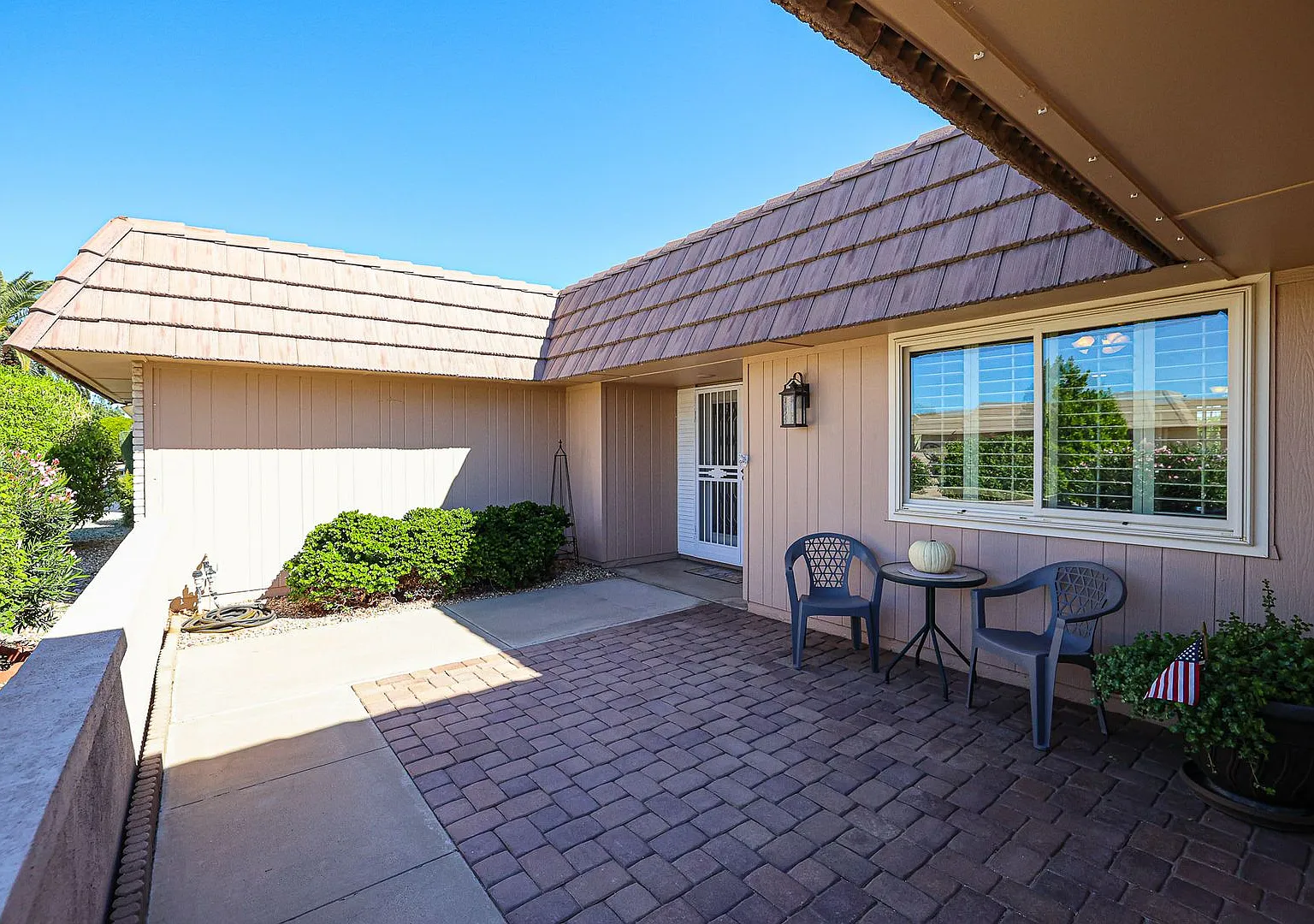 Large 2 Bedroom 55+ in Sun City — Photo 1