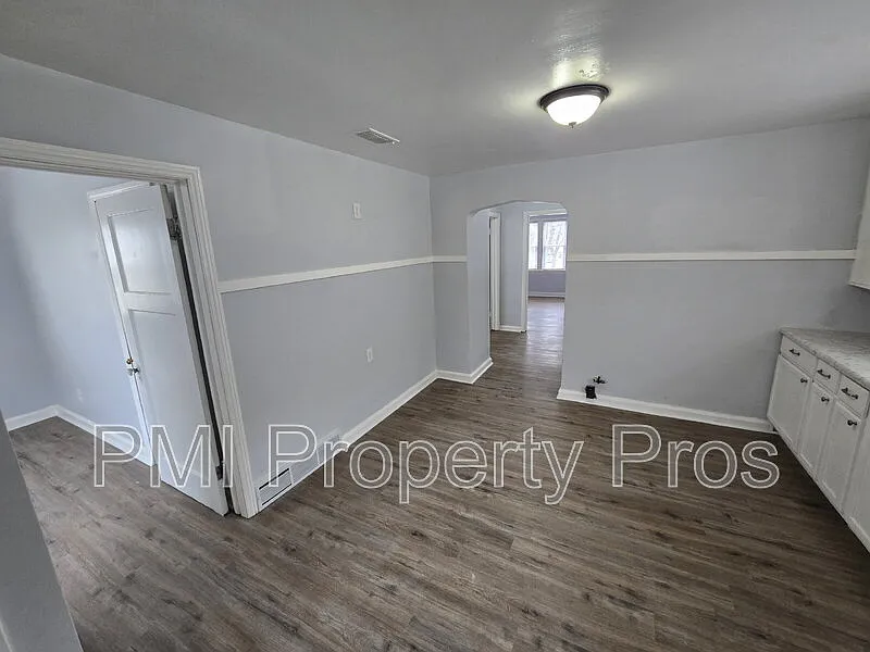 2 bed, 1.0 bath, $1,050 — Photo 2