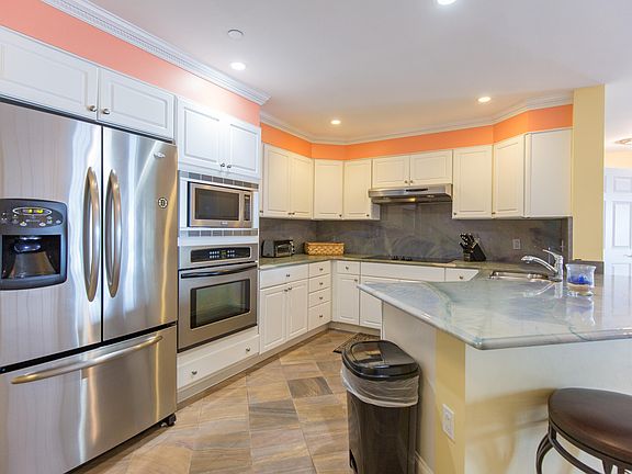 4th image of 1 E Grand Avenue #506