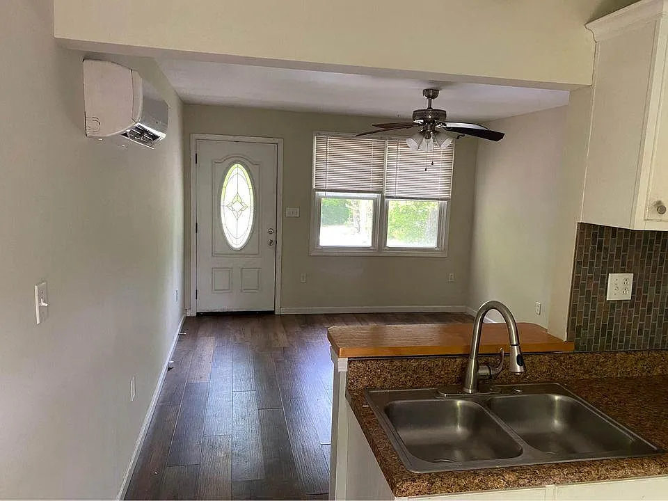 2 bed, 700 sqft, $930 — Photo 1