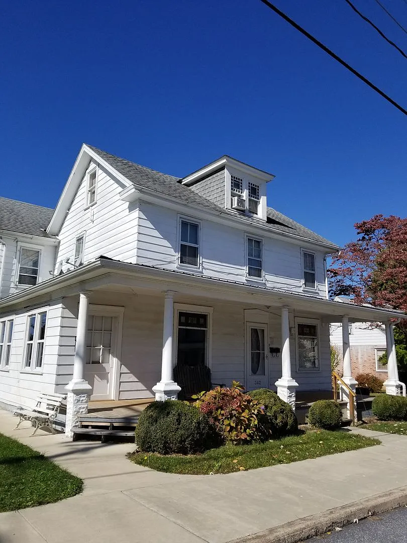 342 Fairview Ave Ground-floor Apartment — Photo 1