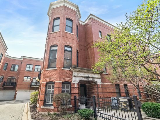 909 W Village Ct, Chicago, IL 60608