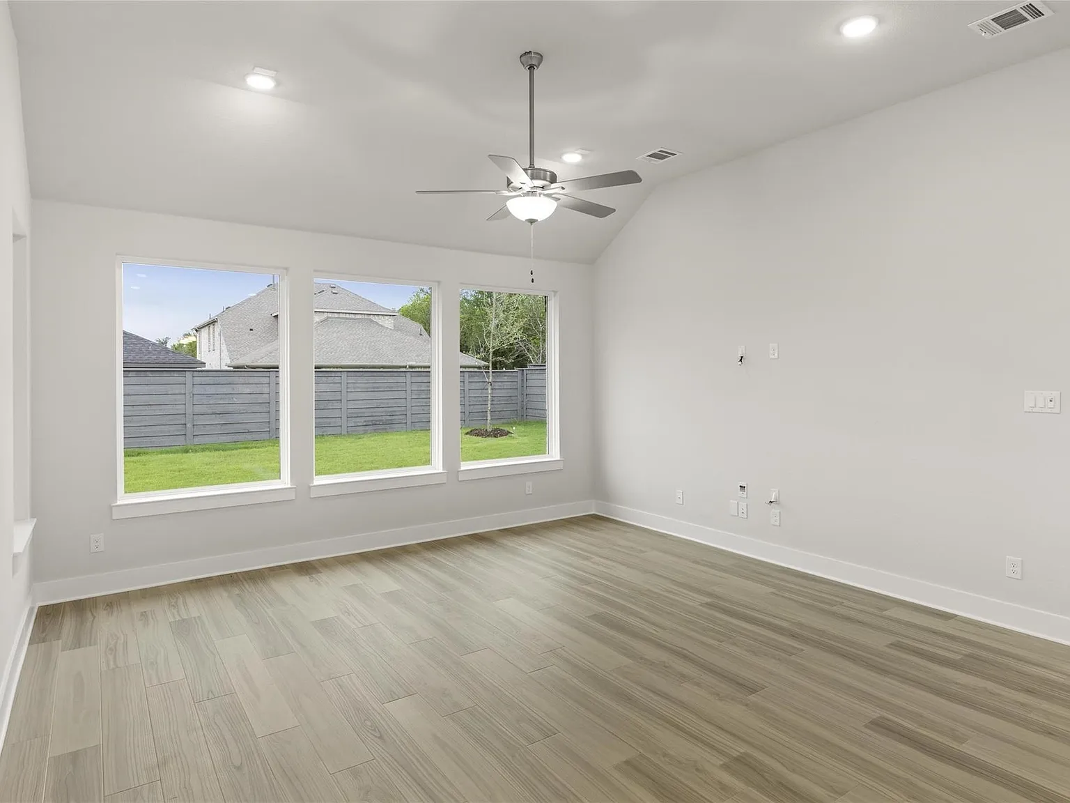 3 bed, 2252 sqft, $2,950 — Photo 4