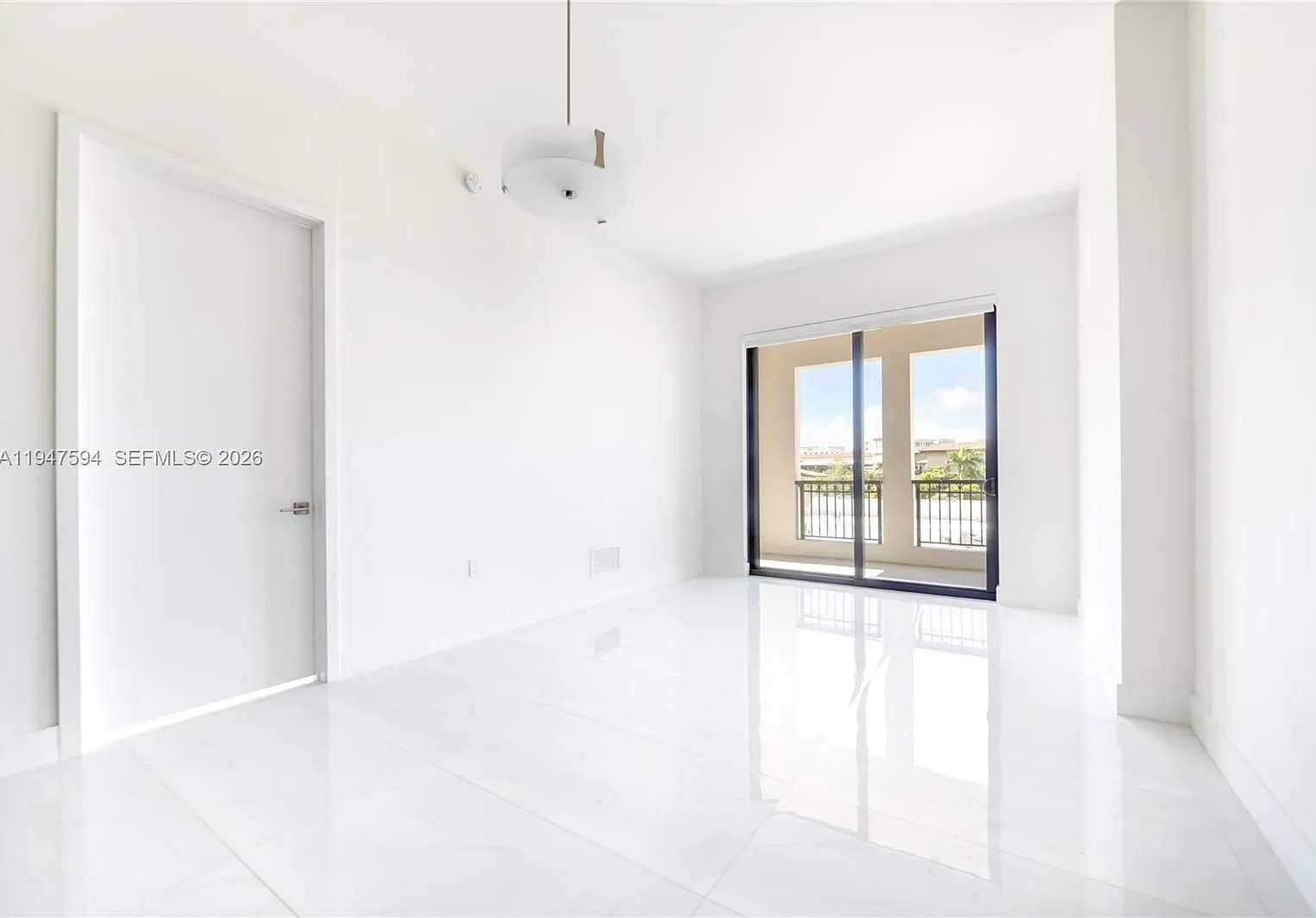 2 bed, 2.0 bath, 990 sqft, $4,200 — Photo 2