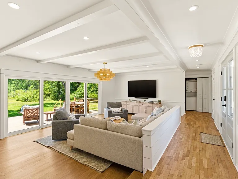 418 Biscayne Dr — Photo 2