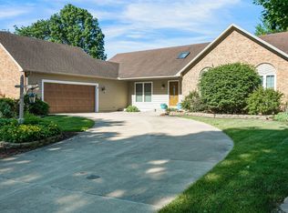 55899 Raintree Dr, Osceola, IN 46561