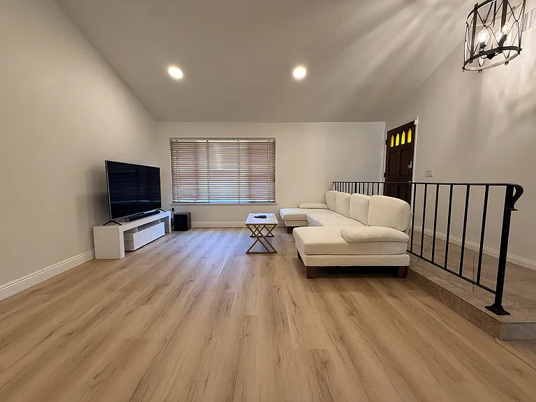 265 W Campus View Dr — Photo 2