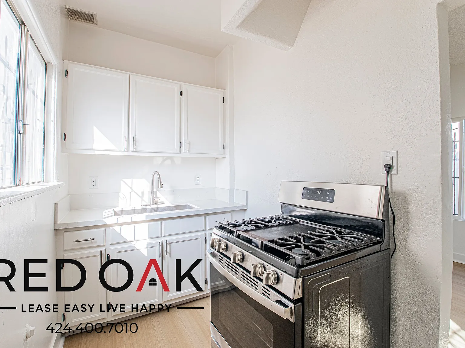 Airy 1-Bed with Stainless Steel Appliances, Air Conditioning and On-Site Laundry in the Heart of ... — Photo 2