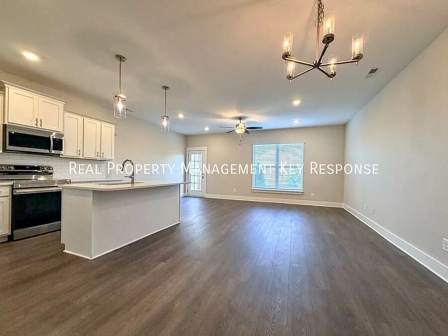 Upscale Living, Great Community Amenities, Unbeatable Location! — Photo 2