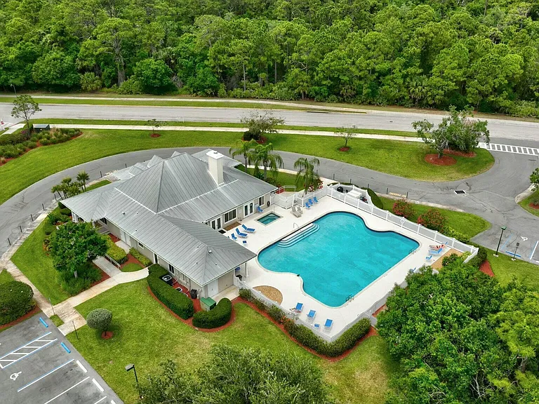 601 NE Waters Edge Ln — Photo 62