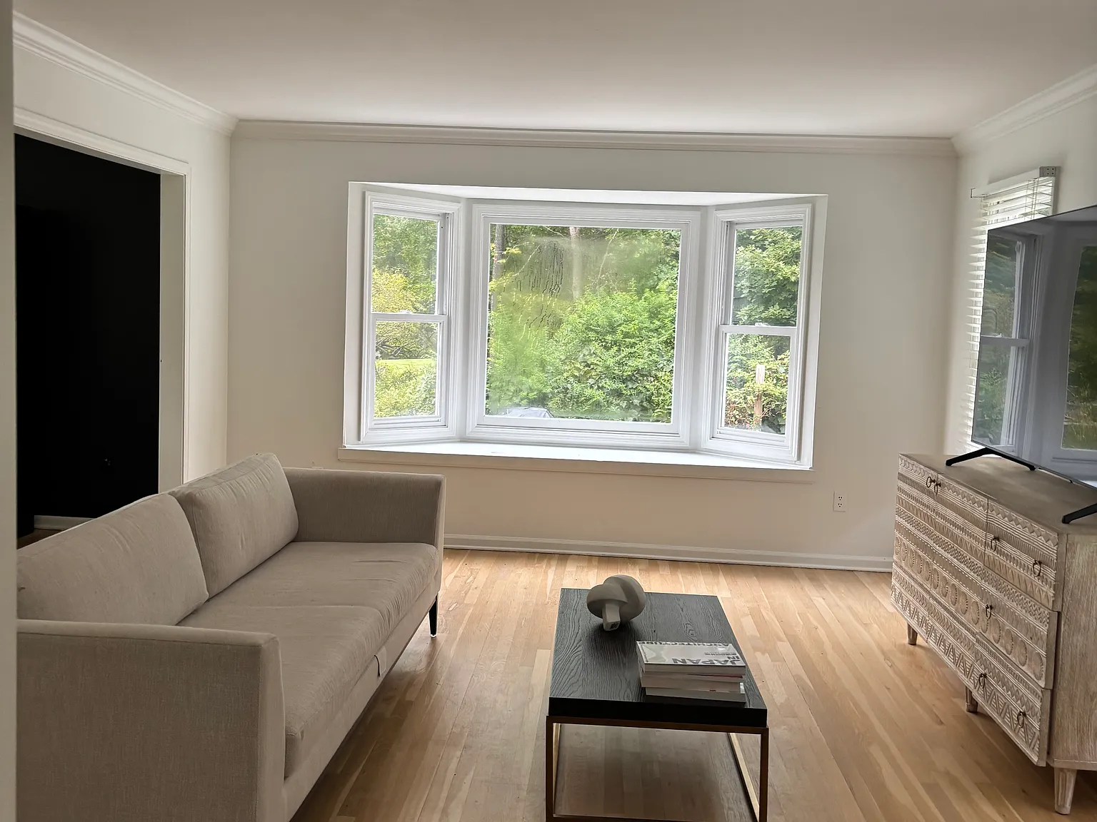 4 bed, 2.5 bath, 2500 sqft, $4,300 — Photo 2