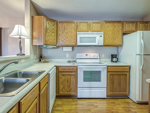 4th image of 3041 Westminster Dr APT 208