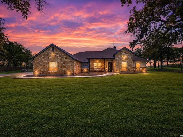 156 WOODLANDS DR, La Vernia, TX 78121