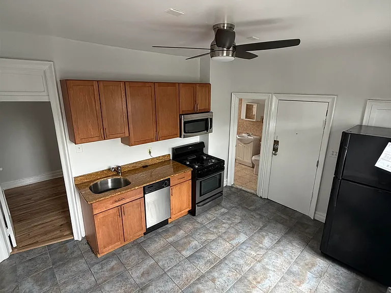 72 Jefferson Ave #2R — Photo 7