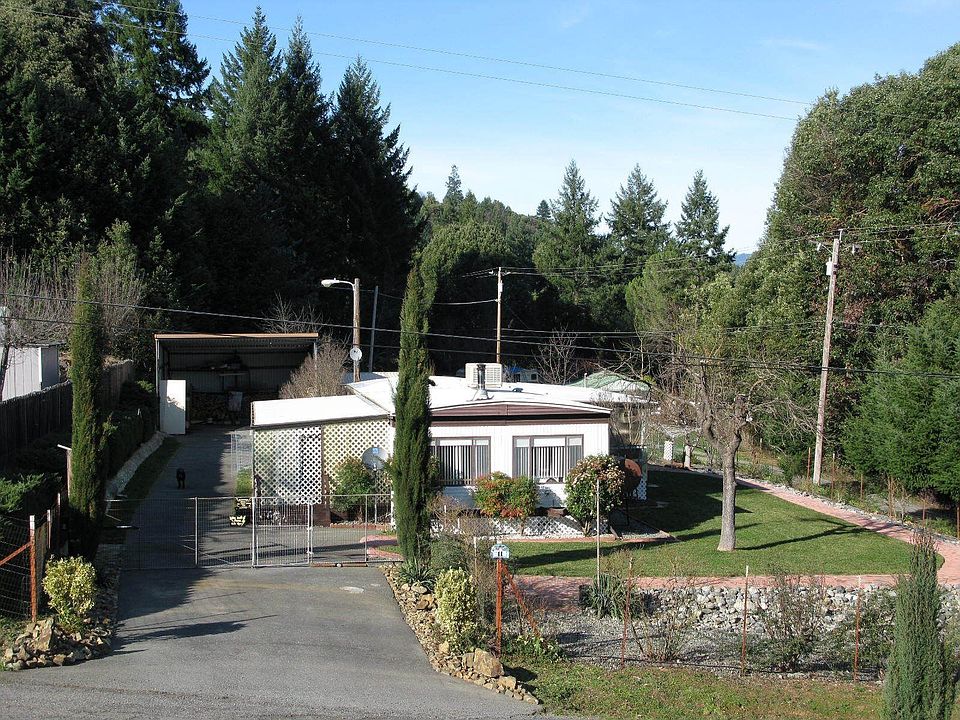 Doublewide on flat, fenced, corner lot in sunny Willow Creek