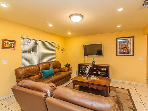 4th image of 133 S Cerritos Ave