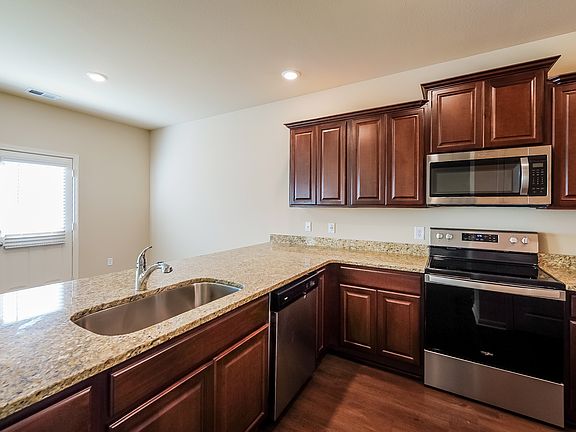 5th image of 484 Clover Cir