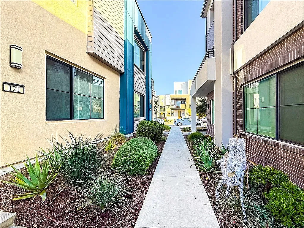 4 bed, 2021 sqft, $5,800 — Photo 3